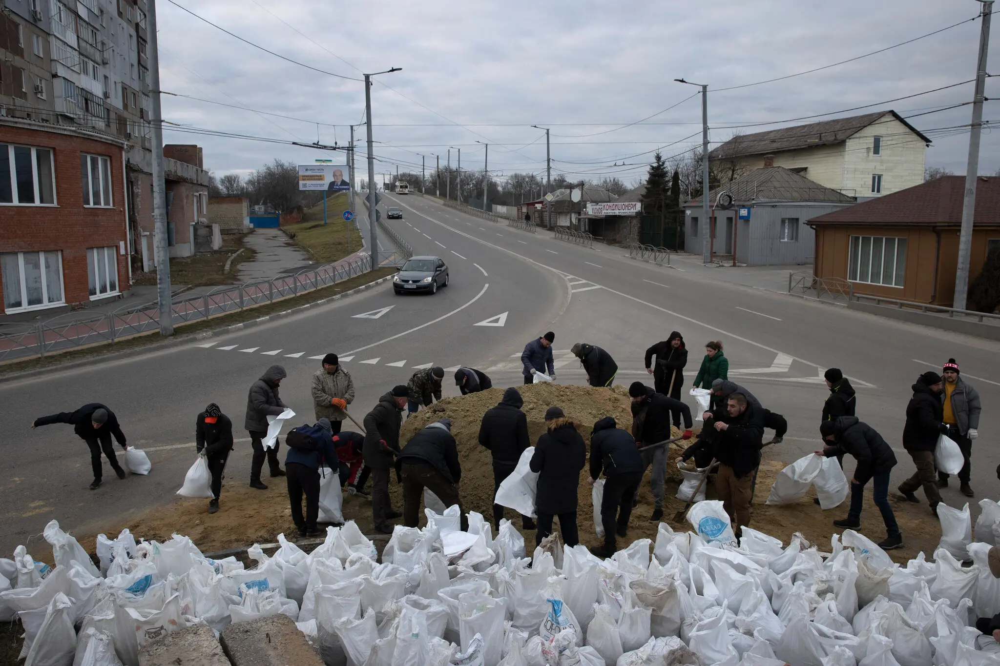 Волонтери наповнюють мішки з піском у Кропивницькому, південь України, 27 лютого, намагаючись зміцнити оборону міста.